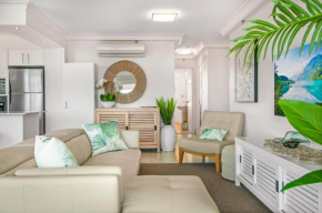 Glamorous Unit with Pools, Balcony & Ocean Vistas